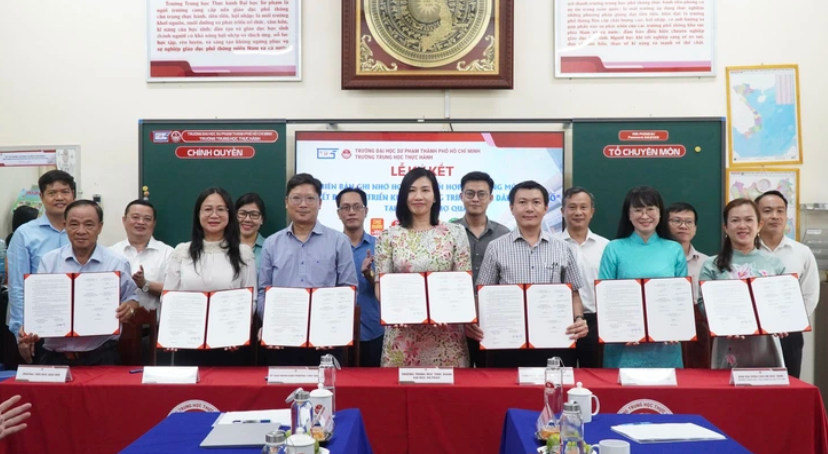 Đào tạo học sinh giúp người dân chuyển đổi số